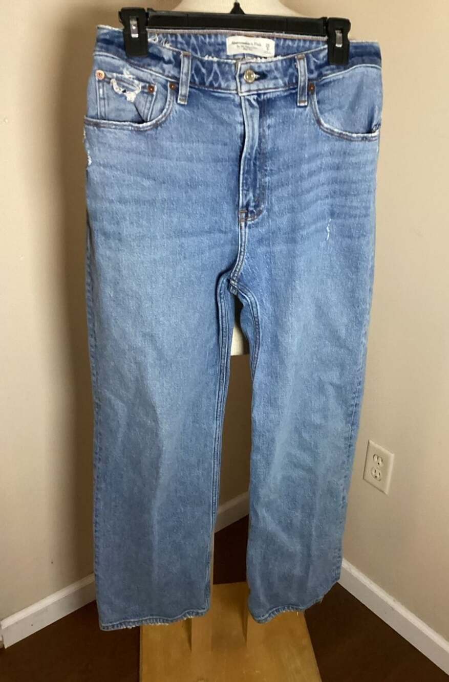 Abercrombie & Fitch The 90s Relaxed Jean High Rise Size 8s Blue Distressed